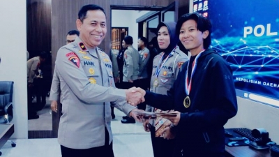 Anggota Polda NTB Yang Dedikasi Terbaik Diberikan Penghargaan Oleh, Kapolda Nusa Tenggara Barat