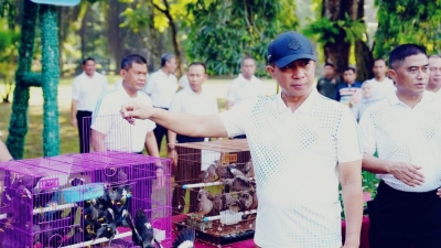 Panglima TNI Jenderal Agus Subiyanto Bagikan Sembako dan Lepas Ratusan Burung di Mabes TNI