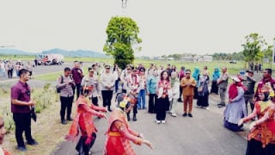 Kunjungan Kapolda Sumut Disambut Merian Dari Kalangan Forkopimda Saat Tiba di Tapteng