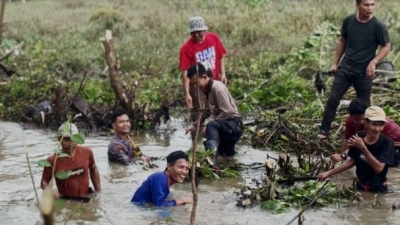 Bhabinkamtibmas Polsek Bengkunat dan Warga Gotong Royoñg Bersihkan Sungai Dari Sampah.