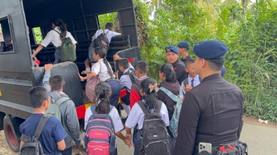 Personel Batalyon C Pelopor Brimob Polda Sumut Datang, Murid Sekolah di Gunung Sitoli Senang dan Gembira