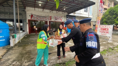 Brimob Polda Sumut Tebar Kepedulian, Utamakan Warga Pinggir Jalan Dalam Bakti Sosial “Indahnya Berbagi Di Jum’at Berkah”