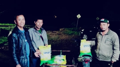 Salurkan Beras SPHP, Kapolsek Sukaramai Bersama Perangkat Desa, Kepada Warga Gunakan Betor