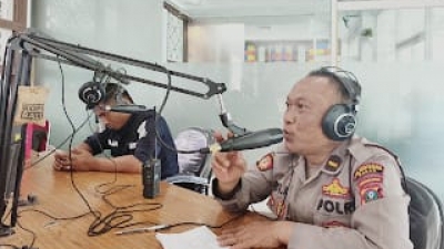 Kepolisian Bersinergi Dengan Warga : Upaya Jaga Keamañan Lingkuñgan Melalui Pos Kamling