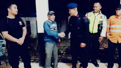 Kepedulian ! Tugas Personel Gegana Brimob Polda Sumut Saat Evakuasi Ibu Bidan Korban Laka Lantas di Tapsel