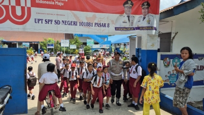 Brimob Sumut Peduli Pendidikan: Personel Kompi 2 Batalyon A Pelopor Antar  Sekolah SD Dengan Aman Dan Nyaman