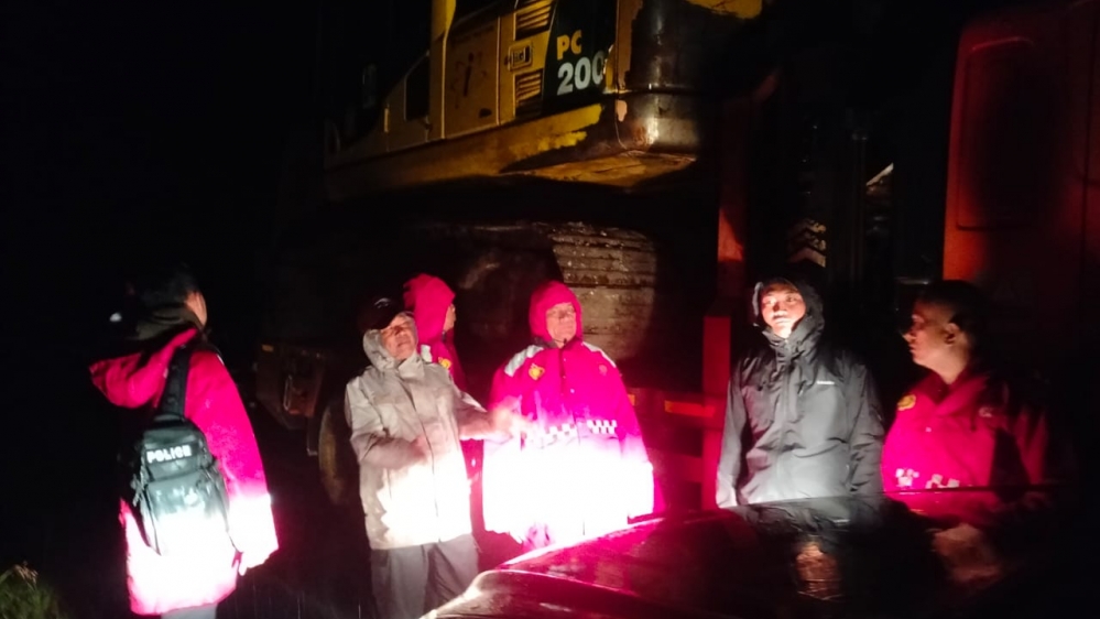 Polres Humbahas dan Pemkab Bergerak Cepat Tangani Longsor Di Wilayah Pakkat