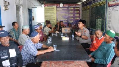 Kapolres Langkat melaksanakan Jumat Curhat Dan Makan bersama dengan Abang Penarik becak Serta Sampaikan Pesan Kamtibmas