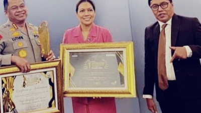 Berintegritas dan Berjiwa Sosial Tinggi ; Professor Kurjum Serahkan Leadership Awards Kepada Kombes Pol Dr.Luthfie