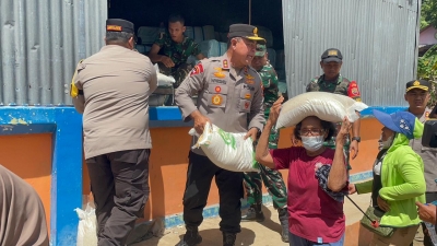 Kapolda Sumut Dan Pangdam I/BB Turun Langsung Bagikan Beras Untuk Korban Bencana Di Tapanuli Tengah
