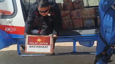 Polri Lakukan Air Drop Logistik Di Tiga Titik Terisolasi Taput–Tapteng, Pastikan Bantuan Tetap Sampai