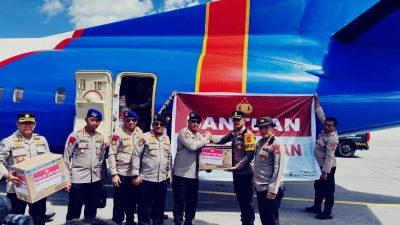 Brimob Polda Sumut Evakuasi Lewat Jalur Terjal, Gendong Bantuan Demi Warga Terisolir di Taput