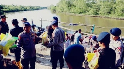 Polda Sumut Sama Polres Langkat Salurkan Bantuan Sosial Kepada Korban Banjir di Langkat