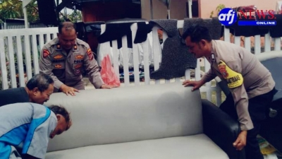 Kepedulian Pérsonel Polres Pelabuhan Belawan Membantu Bersihkan Rumah Warga Martubung Pasca Bencana Banjir