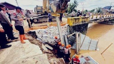 Kapolda Sumut Apresiasi Personel Brimob, Situasi Darurat Rampung Perbaikan Jembatan Dalam.3 Hari