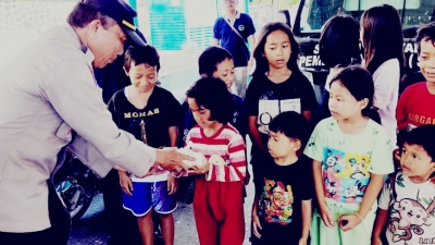 Kapolres AKBP Eddy Inganta dan Ketua Bhayangkari Cab.Sibolga Berikan Bansos dari Kapolri