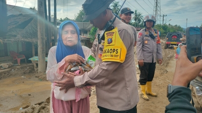 Pemulihan Pascabanjir Tapsel Dipercepat, Personel Brimob Fokus Bersihkan Rumah Dan Fasilitas Pendidikan