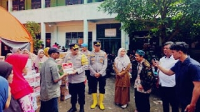 Polri Peduli Masyarakat : Polres Sibolga Bagikan Bansos Kepada Korbañ Bencana Alam