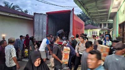 Polres Langkat Salurkan Bantuan Sosial Pascabencana Banjir Di Desa Paya Bengkuang