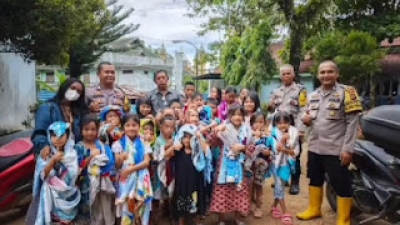Pengungsi Korban Bencana Alam Diberikan Bhabinkamtibmas Polres Sibolga Bantuan Selimut