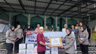 Anggota Polwan Polres Sibolga Salurkan Bansos Kepada Korban Bencana Longsor