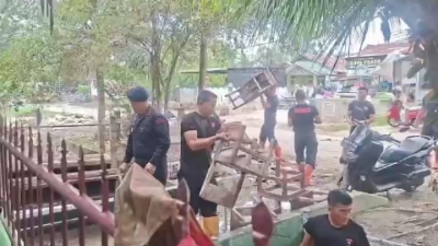 Di Tengah Lumpur Brimob Hadir Pulihkan Harapan Siswa SDN 3 Tanjung Pura Pasca Banjir