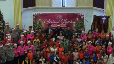 Ditengah Bencana Banjir Langkat Satbrimob Polda Sumut, Hadir Menguatkan Jemaat Natal Penuh Kasih