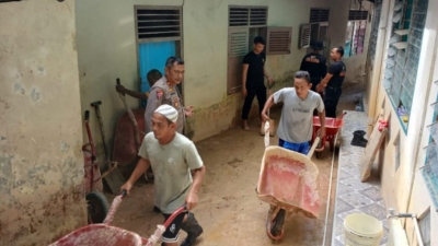 BKO Brimob Polda Sumut dan Personel Gabungan Lakukan Pembersihan Material Longsor Dipimpin Kapolsek Sibolga Sambas
