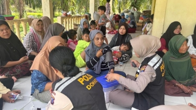 Pemulihan Pascabanjir di Sei Lepan, Polri Hadir Gelar Bakti Kesehatan dan Gotong Royong Bersama Warga
