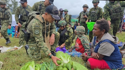 Pangkogabwilhan III Resmikan Pojok Baca dan Dukung Ekonomi Lokal di Kampung Pogapa
