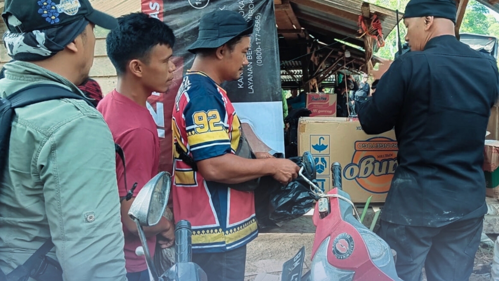Brimob Sumut Berbagi Kepedulian Di Desa Panabari