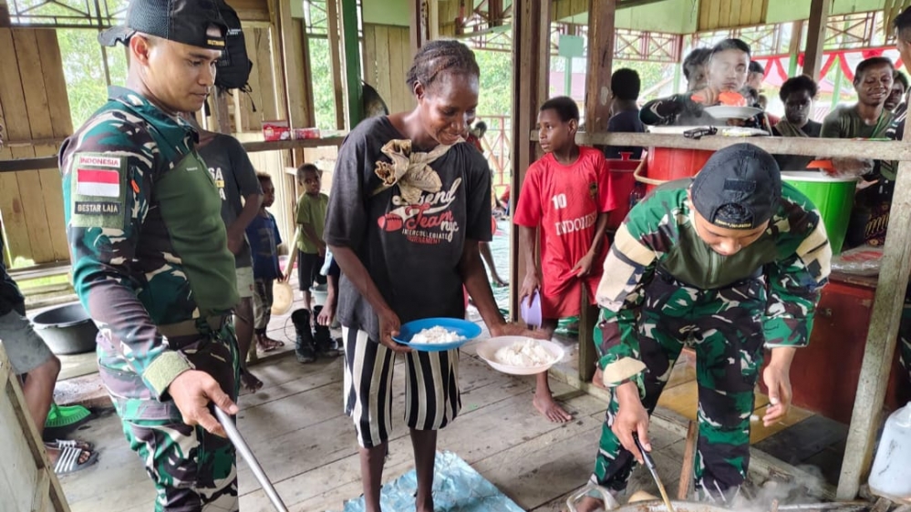 Jumat Berkah di Tanah Asmat : Satgas Yonif 123/Rajawali Gelar Komsos dan Makan Bersama Warga Kampung Binam