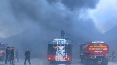 Dengan Respons Cepat dan Sigap  Brimob Polda Sumut, Kendalikan Kebakaran di Medan Timur