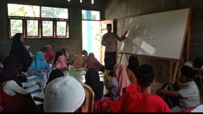 Luar Biasa! Kanit Binmas Polsek Binjai Berbagi Ilmu Belajar Baca Alqur'an dan Agama Islam di Yayasan Asmaul Husna