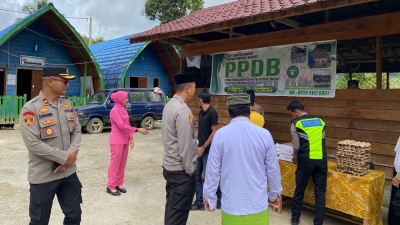 Kapolres Pakpak Bharat dan Ketua Bhayangkari Sambut Hari Bhayangkara Ke 80 Salurkan Bansos