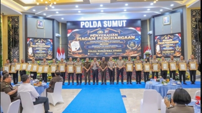 Kapolda Sumatera Utara Serahkan Penghargaan ZI Pelayanan Prima Kepada Satker Berprestasi.