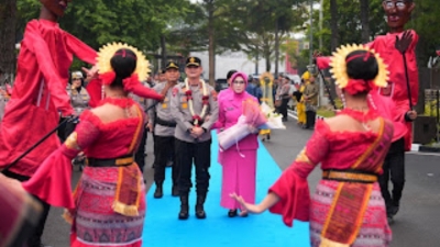 Irjen Pol Sonny Irawan Resmi Jadi Kapolda Sumut, Disambut Ulos dan Tarian Tradisional